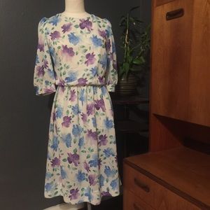 Gorgeous vintage dress. Beautiful colors.